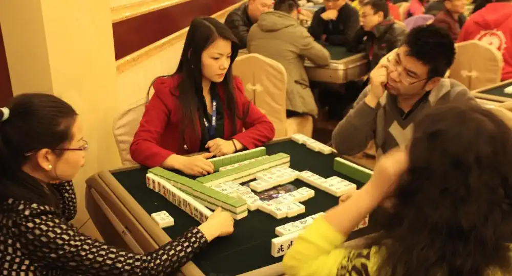 Mennesker som spiller tradisjonell Mahjong